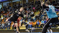 Lovosický házenkář Jiří Motl pálí na Petra Orsága v brance Zubří. Lovosický házenkář Jiří Motl pálí na Petra Orsága v brance Zubří.