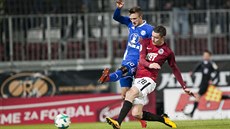 Olomoucký Šimon Falta pálí (vlevo), sparťan Ondřej Zahustel brání. Olomoucký Šimon Falta pálí (vlevo), sparťan Ondřej Zahustel brání.