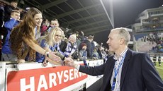 Olomoucký trenér Václav Jílek slaví s příznivci výhru nad Spartou. Olomoucký trenér Václav Jílek slaví s příznivci výhru nad Spartou.