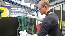Linka je schopna vyrobit až 2,5 milionu kusů bočních autoskel ročně. Na snímku... Linka je schopna vyrobit až 2,5 milionu kusů bočních autoskel ročně. Na snímku...