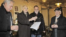Andrej Gračov (s publikací), bývalý tiskový mluvčí Michaila Gorbačova,... Andrej Gračov (s publikací), bývalý tiskový mluvčí Michaila Gorbačova,...