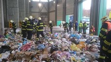 Hasiči prohledávali ve spalovně v Chotíkově obsah popelářského vozu. Hasiči prohledávali ve spalovně v Chotíkově obsah popelářského vozu.