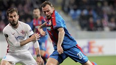 Jakub Řezníček z Plzně střílí, obránce FCSB Mihai Balasa se mu v tom snaží... Jakub Řezníček z Plzně střílí, obránce FCSB Mihai Balasa se mu v tom snaží...