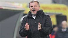 Plzeňský kouč Pavel Vrba burcuje své svěřence. Plzeňský kouč Pavel Vrba burcuje své svěřence.