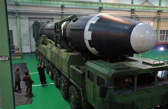 Severokorejský vdce Kim ong-un sleduje test rakety Hwasong-15 (29. listopadu...
