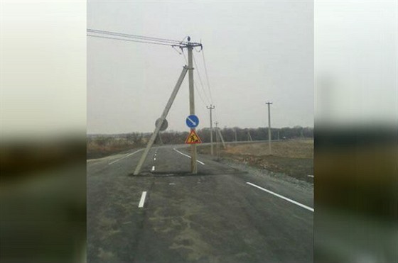 Sloup elektrického vedení nedaleko vesnice Vinvka na ruském Dálném východ