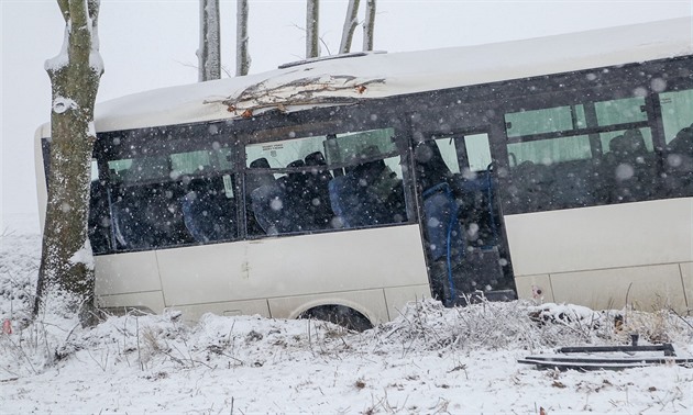 Autobus havaroval u Loenic.