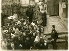 Lidé ped vývaovnou U Vejvod, 1917.