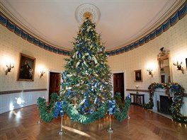 Vánoní stromek v Modrém pokoji, který se dotýká stropu, vyrostl ve Wisconsinu....