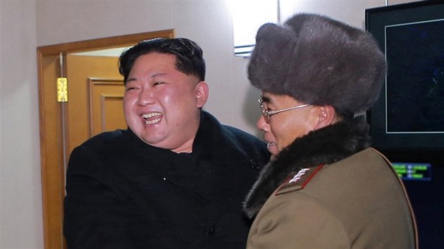 Severokorejsk vdce Kim ong-un sleduje test rakety Hwasong-15. (29. listopadu 2017)