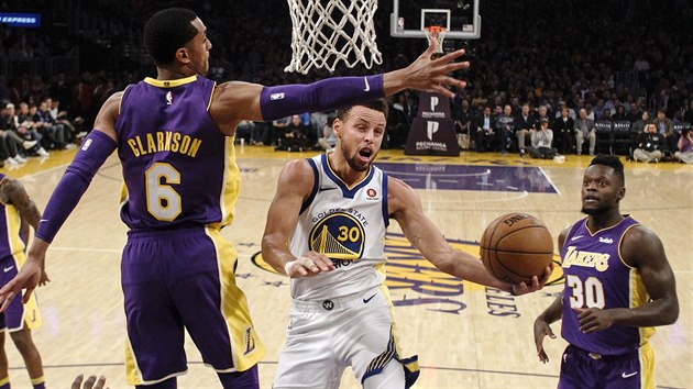 Stephen Curry z Golden State zakonuje v utkn s LA Lakers.