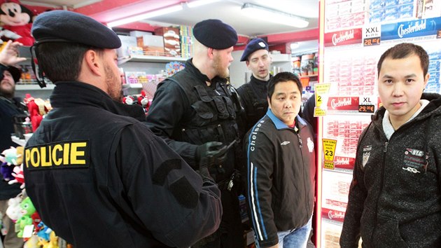 Rozshl policejn akce zamen na distribuci drog, kontrolu pobytu cizinc i ptrn po pachatelch trestnch in v phraninch Potkch.