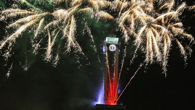 Věž Nové radnice v Ostravě ozářil ohňostroj k 750 letům od první zmínky o městě. (29. listopadu 2017)