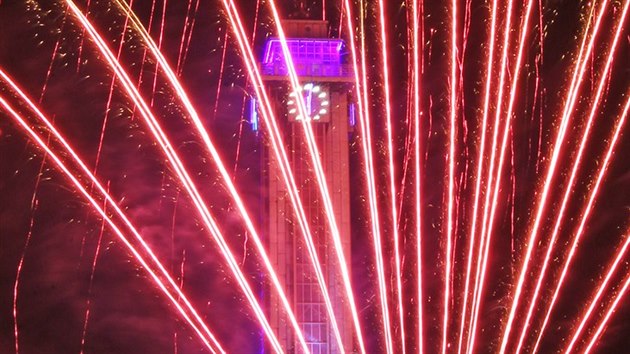 Věž Nové radnice v Ostravě ozářil ohňostroj k 750 letům od první zmínky o městě. (29. listopadu 2017)