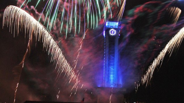 Věž Nové radnice v Ostravě ozářil ohňostroj k 750 letům od první zmínky o městě. (29. listopadu 2017)