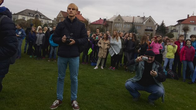 Jeden z prvnch snmk olomouck sondy pozen jet ped vyputnm na Zemi na travnatm hiti u olomouckho Gymnzia Hejn. Zachytila pihlejc studenty. (2017)