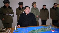 Severokorejský vdce Kim ong-un sleduje test rakety Hwasong-15. (29. listopadu...