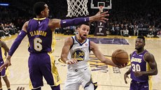 Stephen Curry z Golden State zakonuje v utkání s LA Lakers.