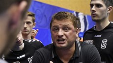Vojtěch Srba diriguje lovosické házenkáře. Vojtěch Srba diriguje lovosické házenkáře.