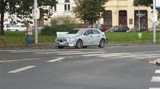 Maskovaný prototyp nové generace Mercedesu A v praských ulicích