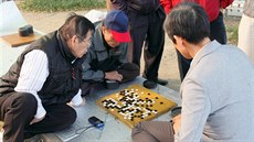 Jihokorejci hrají na ulici baduk. Jihokorejci hrají na ulici baduk.