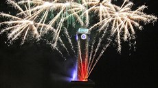 Věž Nové radnice v Ostravě ozářil ohňostroj k 750 letům od první zmínky o... Věž Nové radnice v Ostravě ozářil ohňostroj k 750 letům od první zmínky o...