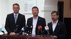 Předseda SPD Tomio Okamura s místopředsedou hnutí Radimem Fialou a novým šéfem... Předseda SPD Tomio Okamura s místopředsedou hnutí Radimem Fialou a novým šéfem...