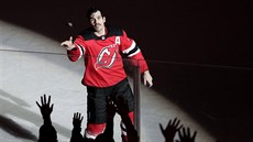 Brian Boyle z New Jersey hází puk divákům. Brian Boyle z New Jersey hází puk divákům.