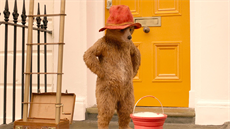 Ve filmu Paddington 2 si medvídek vyzkouší profesi myče oken. Ve filmu Paddington 2 si medvídek vyzkouší profesi myče oken.