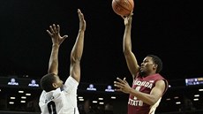 Devon Bookert (vpravo) v dresu Florida State zakončuje přes Brandona Daviese z... Devon Bookert (vpravo) v dresu Florida State zakončuje přes Brandona Daviese z...