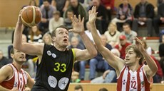 Pardubický pivot Ondřej Kohout (vpravo) se snaží zastavit Jana Tomance z Brna. Pardubický pivot Ondřej Kohout (vpravo) se snaží zastavit Jana Tomance z Brna.