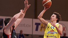 Jon-Christopher Fuller z Olomoucka zakončuje přes Jiřího Jelínka ze Svitav. Jon-Christopher Fuller z Olomoucka zakončuje přes Jiřího Jelínka ze Svitav.