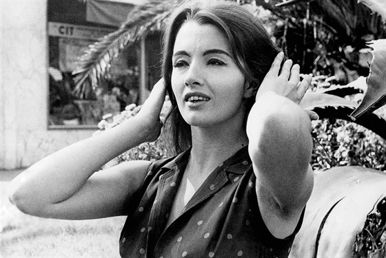 Britská modelka Christine Keelerová na festivalu v Cannes v roce 1963