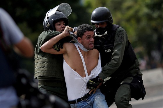 Demonstrant je zajat v prbhu protest proti prezidentovi Nicolásovi Madurovi,...
