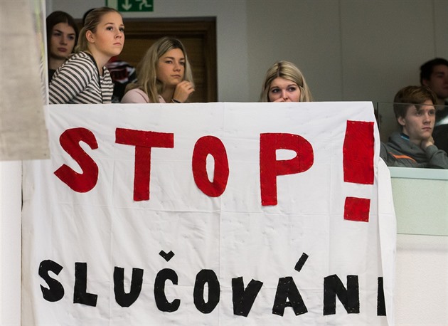 Studenti protestují proti sluování stedních kol v Královéhradeckém kraji...