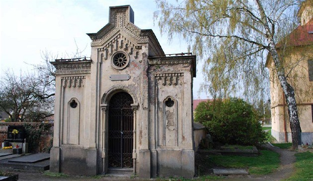 Jedna ze zchátralých hrobek na olomouckých hbitovech patí rodin Brdkových....