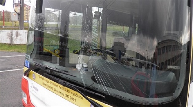 Rozbité pední okno mosteckého autobusu.