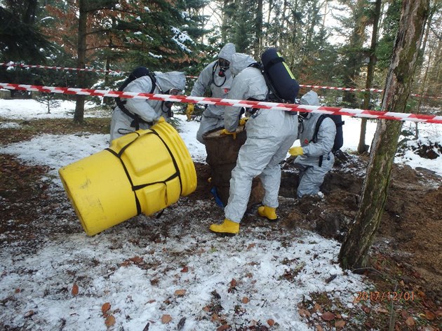 Barel zakopaný v arboretu hranické lesnické koly vytáhli hasii v...