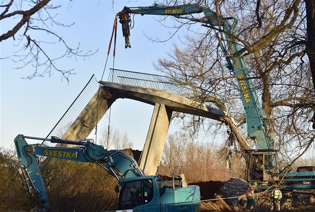 Dlníci zaali s demontáí lávky v praské Troji (7.12.2017)