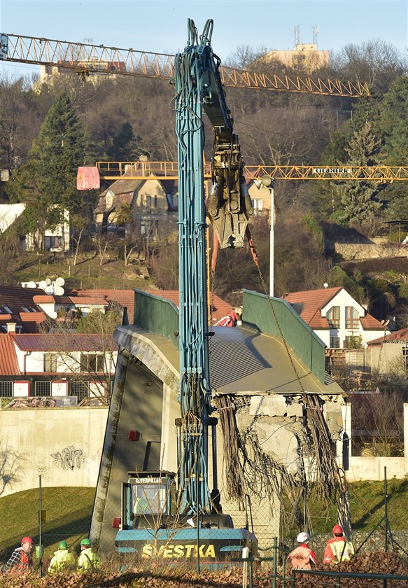 Dlníci zaali s demontáí lávky v praské Troji (7.12.2017)