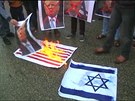 Palestinci vyli do ulici. Pl americk vlajky a plivou na Trumpa