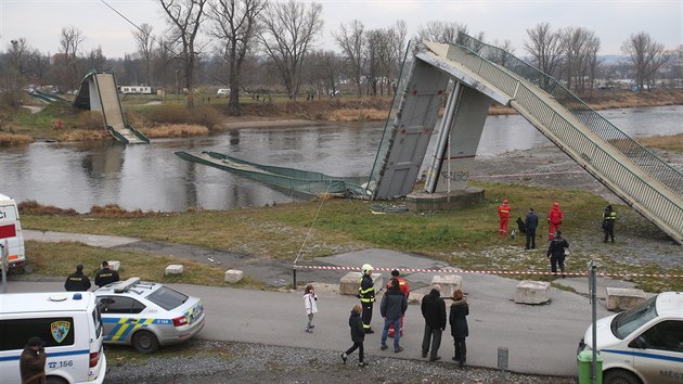 Zřícená lávka v pražské Troji, která má stejnou konstrukci jako most v... Zřícená lávka v pražské Troji, která má stejnou konstrukci jako most v...