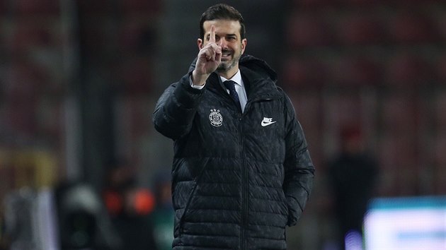 Trenér Sparty Andrea Stramaccioni gestikuluje během zápasu s Mladou Boleslaví. Trenér Sparty Andrea Stramaccioni gestikuluje během zápasu s Mladou Boleslaví.
