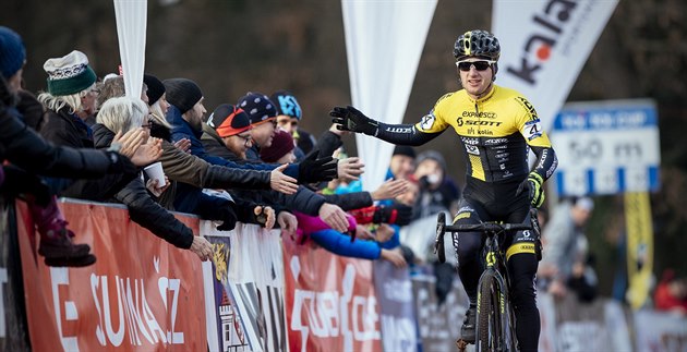 Cyklokrosař Tomáš Paprstka slaví celkový triumf na domácím poháru. Cyklokrosař Tomáš Paprstka slaví celkový triumf na domácím poháru.