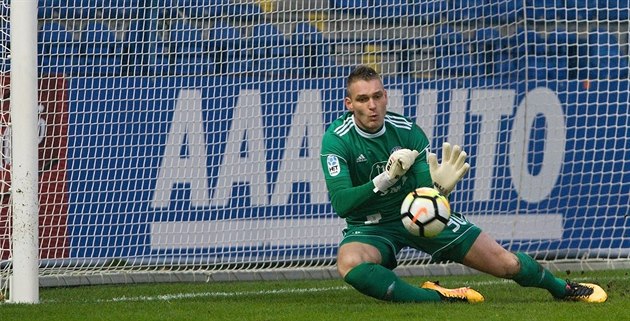 Olomoucký gólman Miloš Buchta zasahuje v duelu proti Liberci. Olomoucký gólman Miloš Buchta zasahuje v duelu proti Liberci.