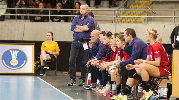 Trenér českých házenkářek Jan Bašný sleduje hru svých svěřenkyň. Trenér českých házenkářek Jan Bašný sleduje hru svých svěřenkyň.