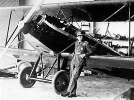 Frantiek Malkovský a jeho ervená Avia B.21, zvaná Rudý ábel, s ásten...