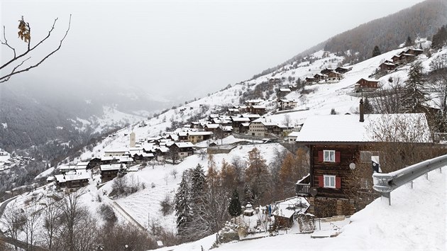 Vesnice Albinen le ve vce kolem 1300 metr nad moem ve vcarskm kantonu Wallis (30. listopadu 2017)
