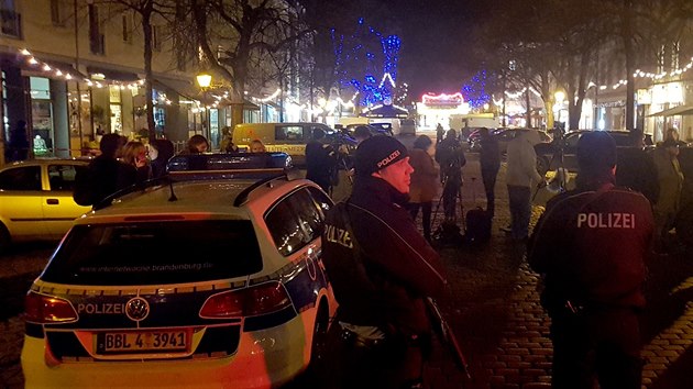 Policie evakuovala vnon trhy v Postupimi (1. prosince 2017)