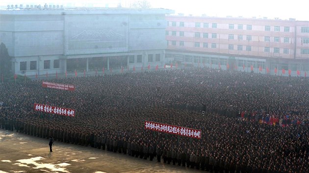 Severokorejci oslavuj posledn test rakety dlouhho doletu (2. prosince 2017)